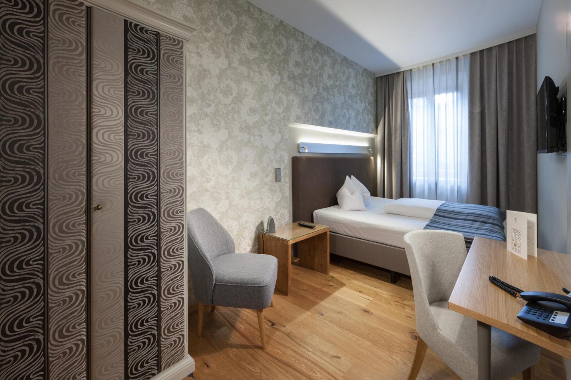 Hotel Goldene Sonne Λάντσχουτ Εξωτερικό φωτογραφία