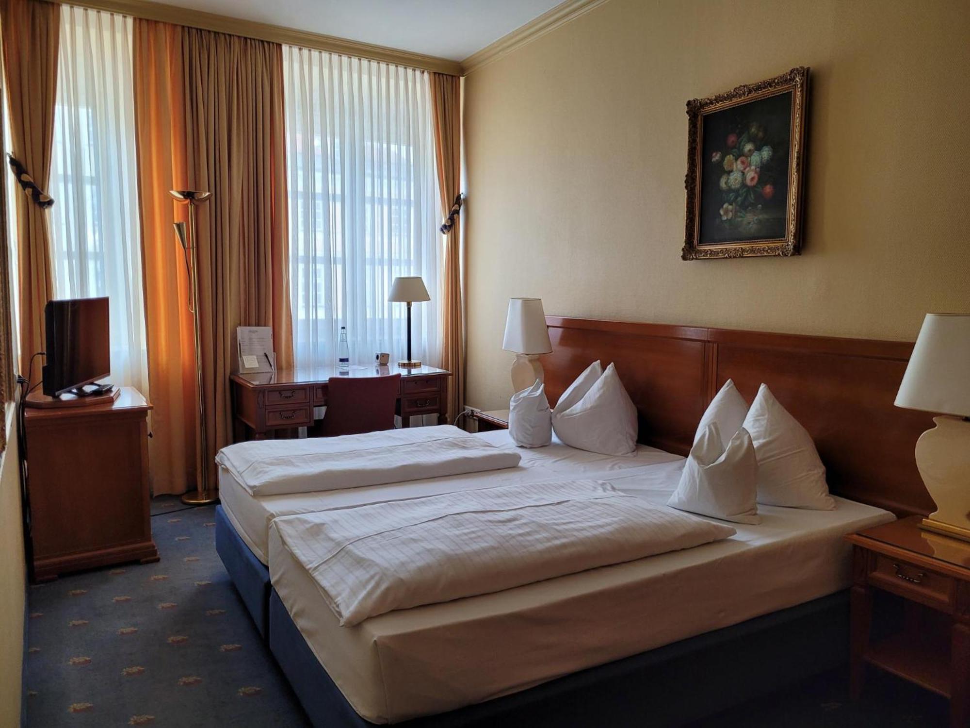 Hotel Goldene Sonne Λάντσχουτ Εξωτερικό φωτογραφία