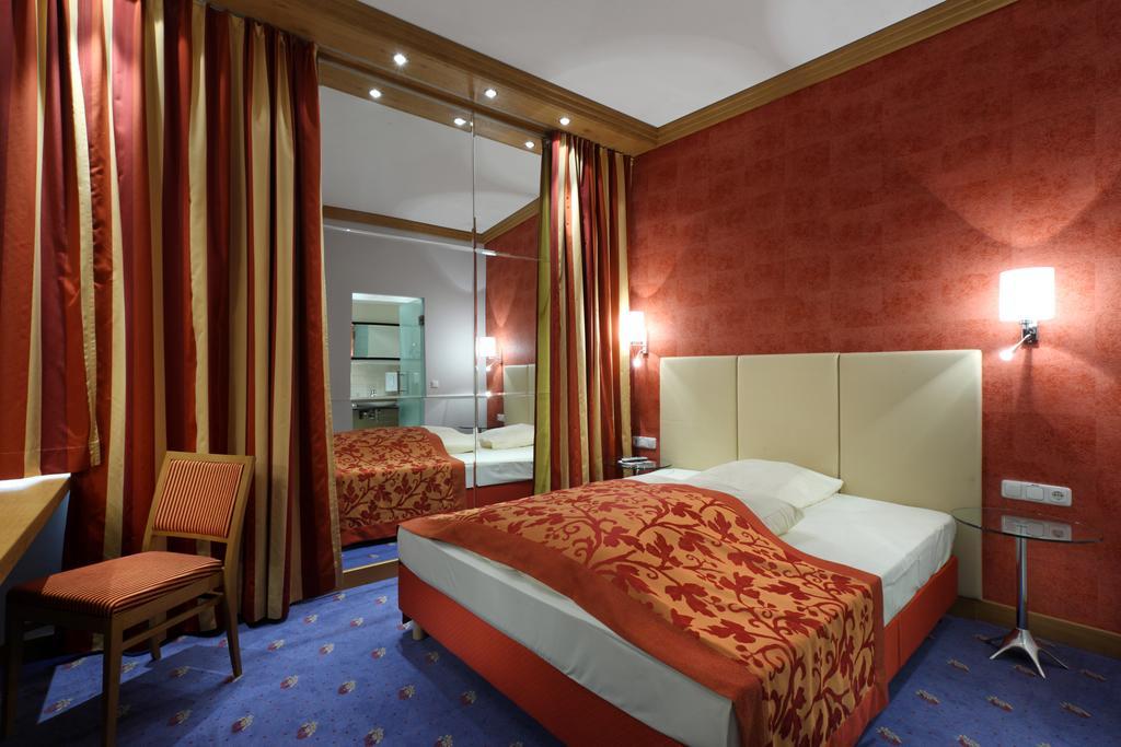 Hotel Goldene Sonne Λάντσχουτ Εξωτερικό φωτογραφία